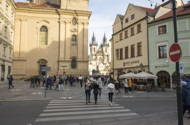 Eski kasabanın merkezindeki cadde manzarası