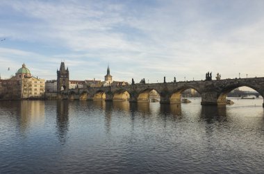 Suyun üzerindeki şehir köprüsünün manzarası