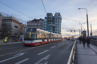 Prag, Bohem / Çek Cumhuriyeti - 12-01-2020: Dansçı Evi 'nin eski şehrinde güzel bir akşam