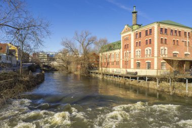 Nykoping, Sodermanland / İsveç - 03 06 2020: Güneşli bahar gününde Nykopings Nehri