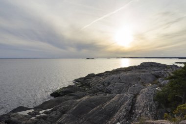 Denizin üzerinde güzel bir gün batımı