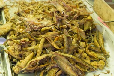 Izgara yılan derisi üzerinde balık tüm (Trichogaster pektoralis) düzenlemek