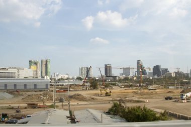 içinde çok yüksek binalar inşaat ve cran altında yer