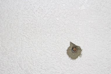 Delikli ve cıvatalı beton duvar