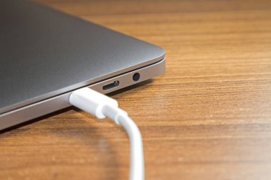 USB tipi-C bağlantı noktası ve kablo beyaz dizüstü