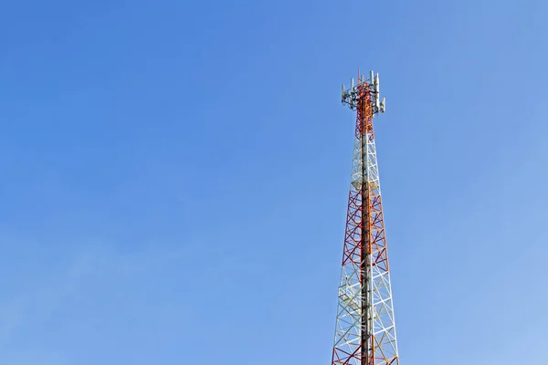 Cep telefonu iletişim kule iletim sinyali mavi — Stok fotoğraf