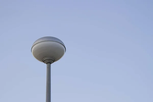 Lichtmast mit blauem Himmel Hintergrund und Multi-Licht — Stockfoto