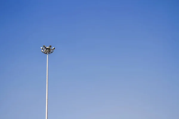 Ljus Post med blå himmel bakgrund och multi ljus — Stockfoto