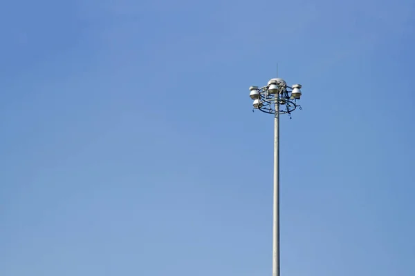 Lichtmast mit blauem Himmel Hintergrund und Multi-Licht — Stockfoto