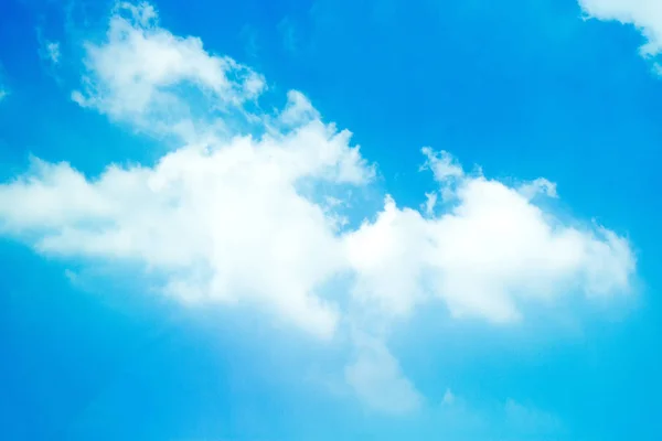 Светлое облако с голубым небом — стоковое фото