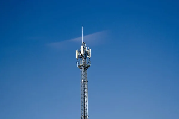 Cep telefonu iletişim kule iletim sinyali mavi — Stok fotoğraf