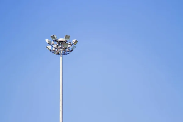 Lichtmast mit blauem Himmel Hintergrund und Multi-Licht — Stockfoto