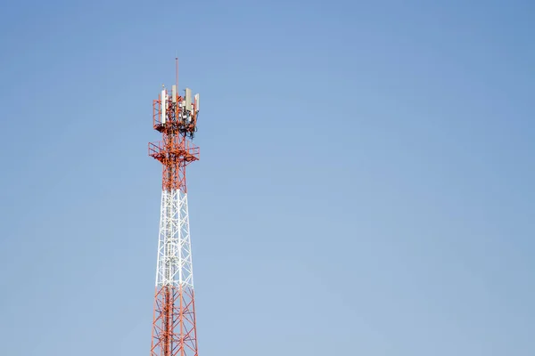 Сигнал связи вышки мобильной связи с голубым — стоковое фото