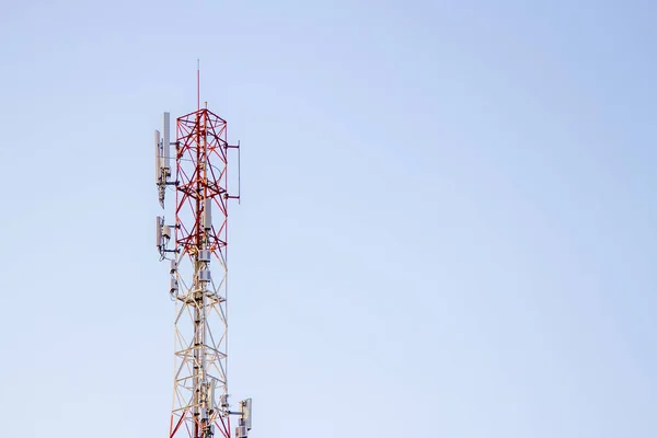 Mobiele telefoon toren transmissie communicatiesignaal met blauw — Stockfoto