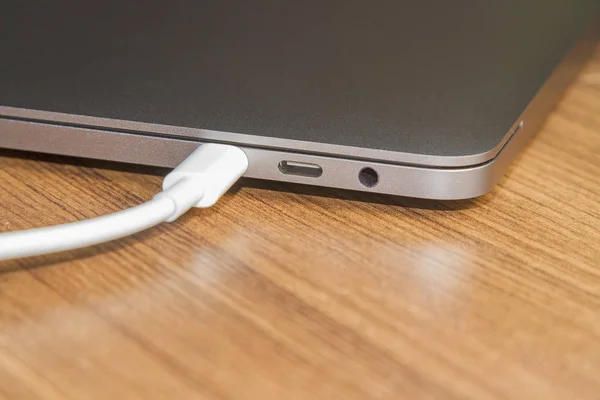 USB type-C poort op de laptop en kabel wit van laptop — Stockfoto