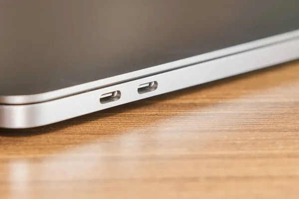 Порт USB Type-C і два порти ноутбука — стокове фото