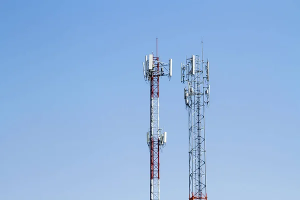 Mobilní telefon komunikační věž přenos signálu s modrou — Stock fotografie