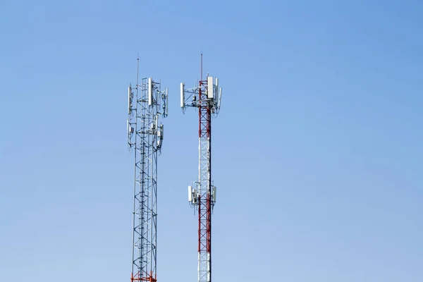 Mobil kommunikation torn överföring signal med blå — Stockfoto