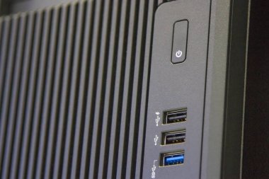 Model bilgisayarda USB sürüm 3.0 ve siyah kapama düğmesi