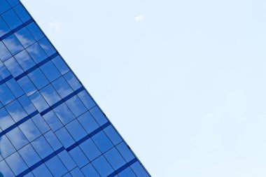 Mavi gökyüzü ile bina yansıtır.