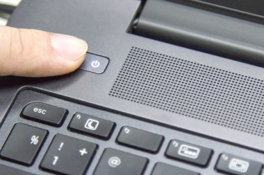 Bilgisayarı kapatma düğmesine basılması ile parmak.
