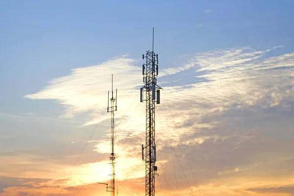 Mozgatható telefon kommunikáció torony átviteli jel póráz a — Stock Fotó