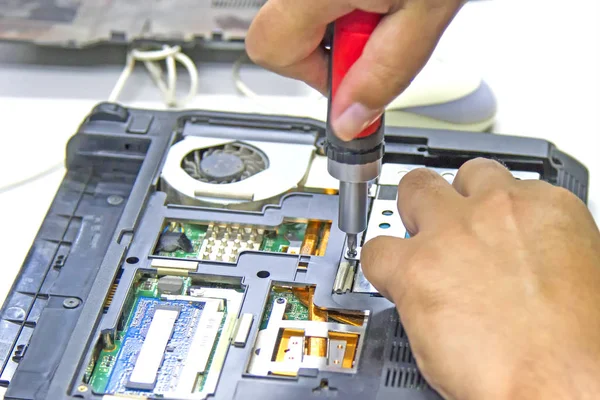 Tornillo de los tornillos para reparar el portátil y quitar el disco duro — Foto de Stock