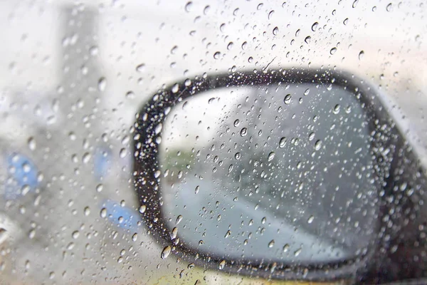 Gouttes d'eau sur verre et rétroviseur — Photo