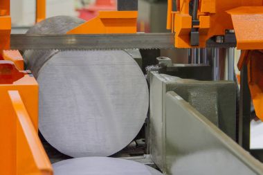 Demir testeresi makinede kesme yuvarlak çelik için