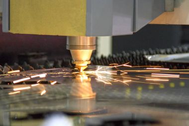 Sayfa metalcnc lazer kesim makine sac kesim sırasında keserken Cnc lazer Kesme Makinası