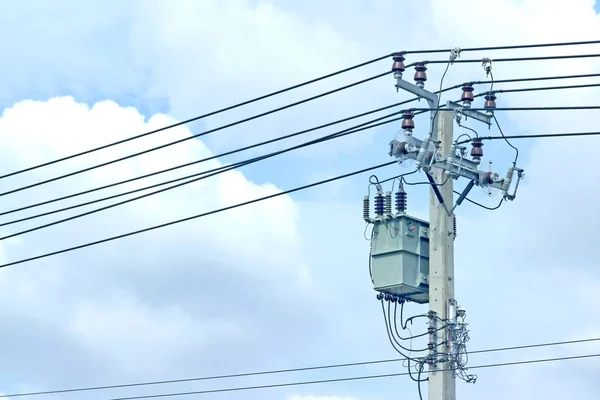 Los transformadores están en el poste de luz del día. — Foto de Stock