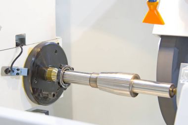 Dairesel taşlama makinesi çalışıyor.