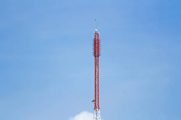 Cep telefonu iletişim kule iletim sinyali mavi — Stok fotoğraf