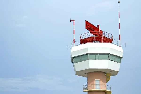 La torre di controllo dell'aeroporto ha una stella rossa in cima . — Foto Stock