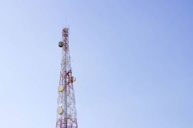 Cep telefonu iletişim kule iletim mavi gökyüzü ile