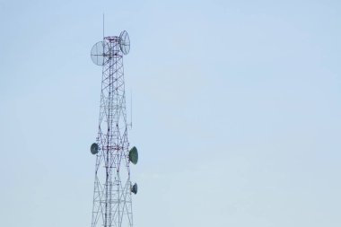 Cep telefonu iletişim kule iletim mavi gökyüzü ile