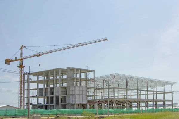 Kranlift mit Fabrik im Bau. — Stockfoto