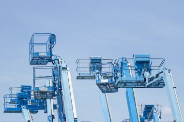 Birden çok Stapler sepet eski mavi mavi gökyüzü backgro üzerinde