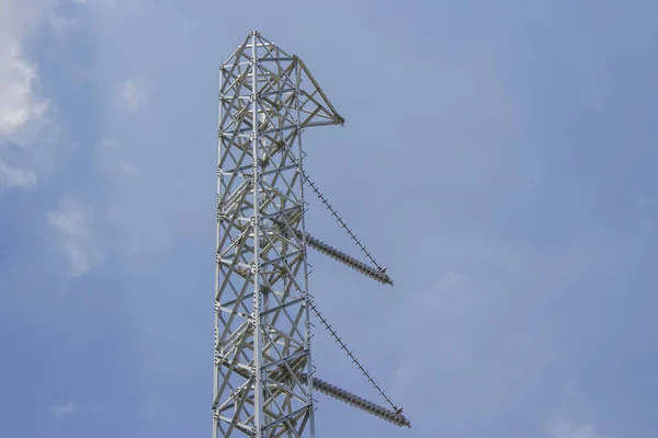Elektrik direkleri mavi gökyüzü ile çelik — Stok fotoğraf