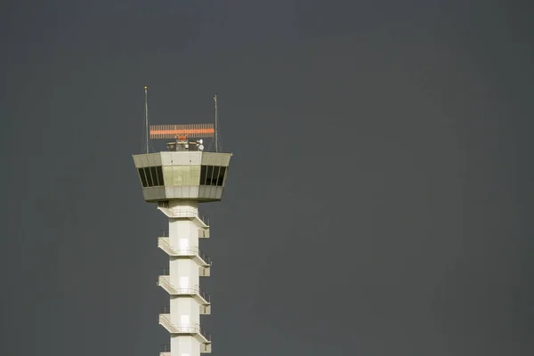 Torre di controllo con sfondo grigio — Foto Stock