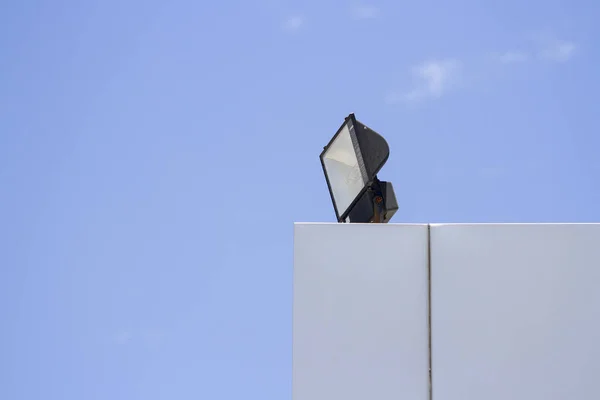 Spotlights är monterad på toppen av byggnaden. — Stockfoto