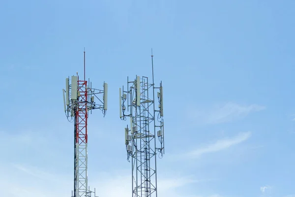 Mozgatható telefon kommunikáció két torony átviteli jel-b — Stock Fotó
