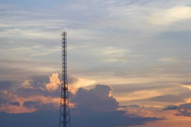 Cep telefonu iletişim kule iletim sinyal tasma içinde 