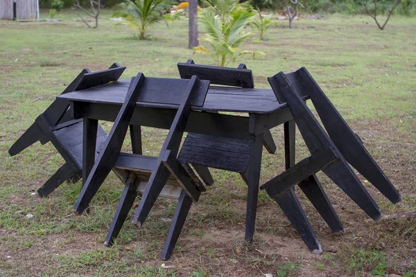 Чорний стілець набір в саду . — стокове фото