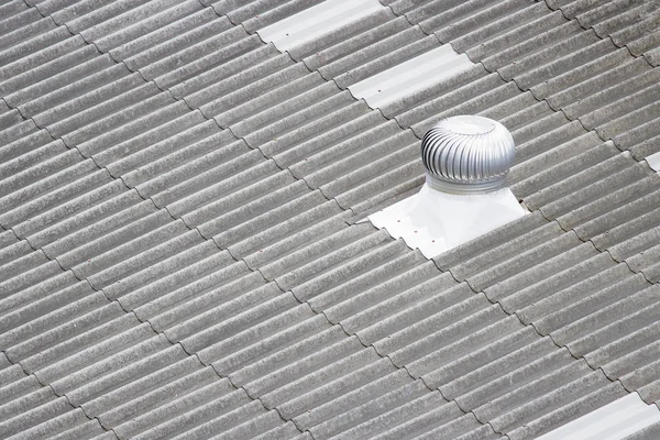 Ventilation sur l'ancien toit . — Photo
