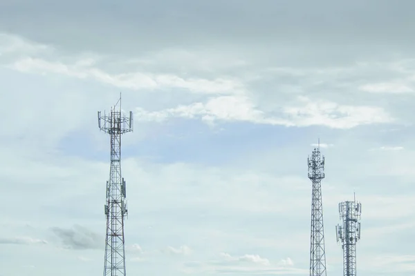 Tre mobiltelefon meddelande tornet överföring signal — Stockfoto