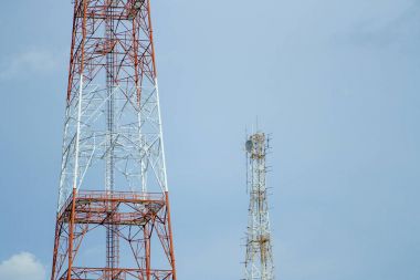 İki sinyal kule mavi gökyüzü ile.