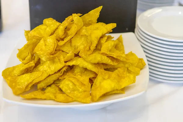 Beyaz tabak içinde Tayland kızarmış Mantı