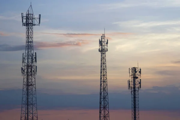 Három mobiltelefon kommunikációs torony átviteli jel lea — Stock Fotó