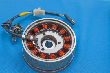 Kit manyetik volan stator mavi bir arka plan üzerinde